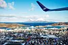 SAS-fly på vengjene over Bodø sentrum. Landegode i horisonten.