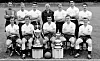 Vinnarlaget Tottenham etter sesongen 1960–61 med manager Bill Nicholson i midten på bakarste rekkje.