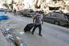 Ein mann evakuerer frå ein øydelagd heim i Beirut onsdag denne veka.