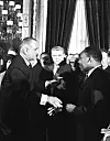 President Lyndon B. Johnson møter Martin Luther King Jr. etter å ha signert lova som gav afroamerikanarar røysterett i 1965.