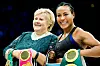 Statsminister Erna Solberg poserte saman med proffboksar Cecilia Brækhus etter sigeren i VM-kampen mot franske Anne-Sophie Mathis i Oslo Spektrum hausten 2016.
