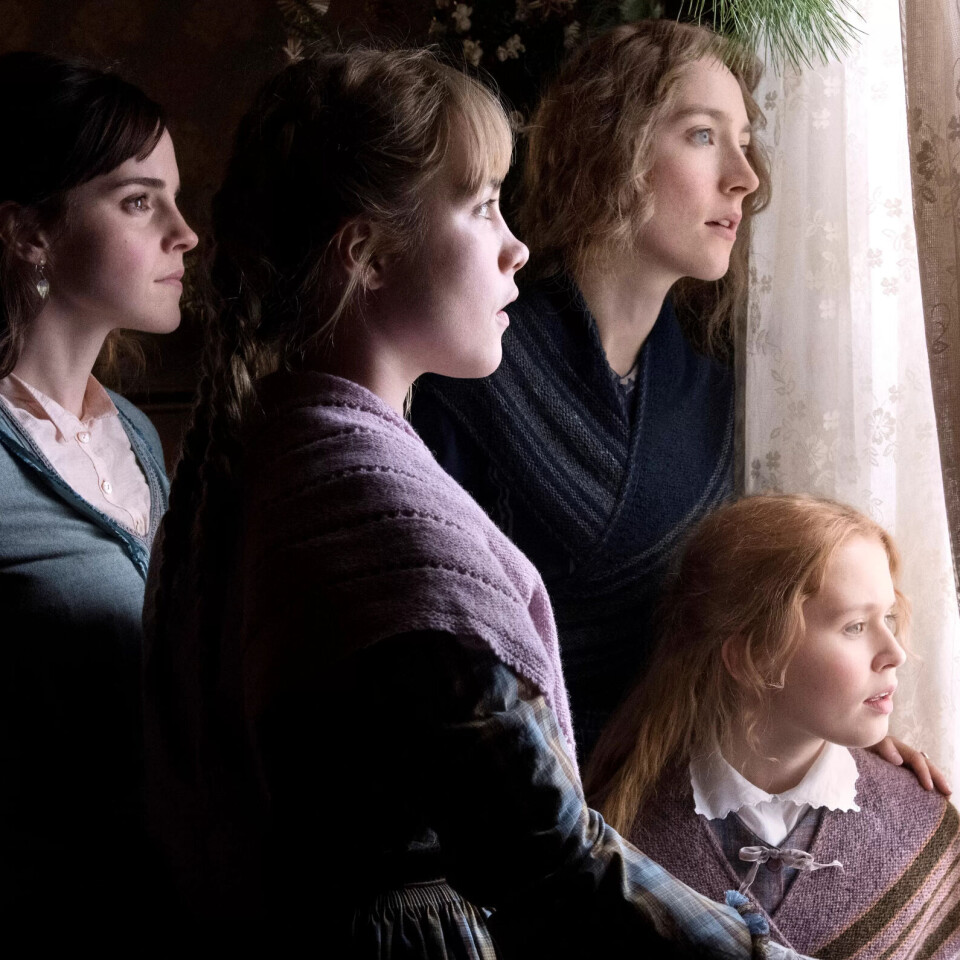 Emma Watson, Saoirse Ronan, Eliza Scanlen and Florence Pugh spelar systrene i filmen. Emma Watson, Saoirse Ronan, Eliza Scanlen and Florence Pugh spelar systrene i filmen.