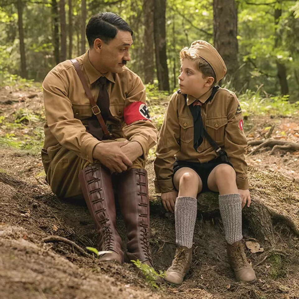 Regissør Taika Waititi spelar rolla som Hitler og Roman Griffin Davis som Jojo i satiren over andre verdskrigen. Regissør Taika Waititi spelar rolla som Hitler og Roman Griffin Davis som Jojo i satiren over andre verdskrigen.
