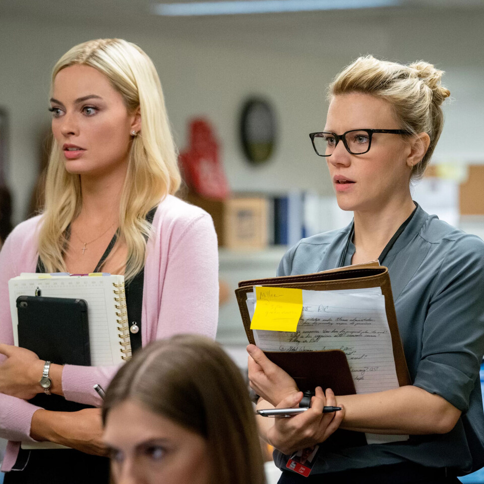 Margot Robbie som Kayla Pospisil og Kate McKinnon som Jess Carr i filmen som tek for seg seksuell trakassering på arbeidsplassen. Margot Robbie som Kayla Pospisil og Kate McKinnon som Jess Carr i filmen som tek for seg seksuell trakassering på arbeidsplassen.