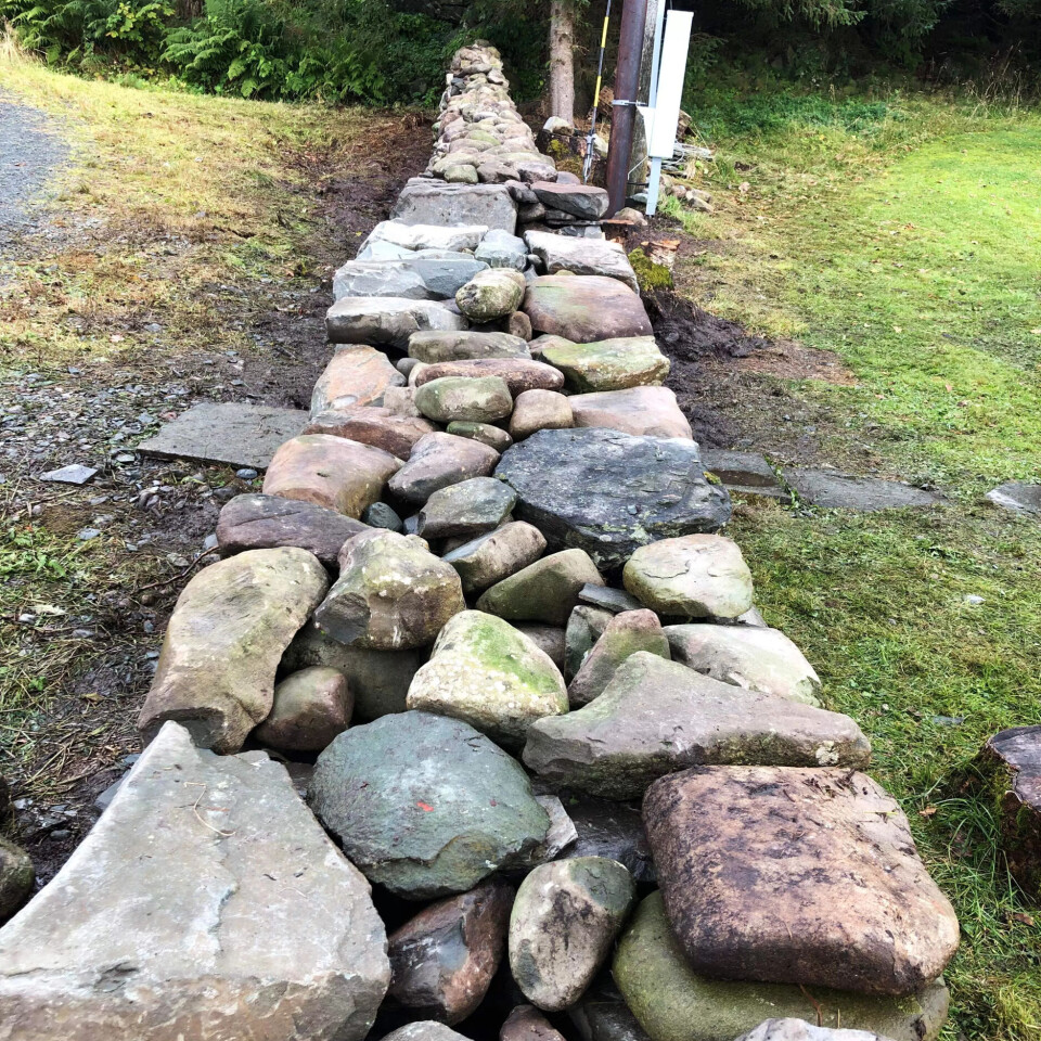 Også i ein steingard må delane passe i hop. Garden vart bygd opp att på nytt i Botnane i 2013. Også i ein steingard må delane passe i hop. Garden vart bygd opp att på nytt i Botnane i 2013.