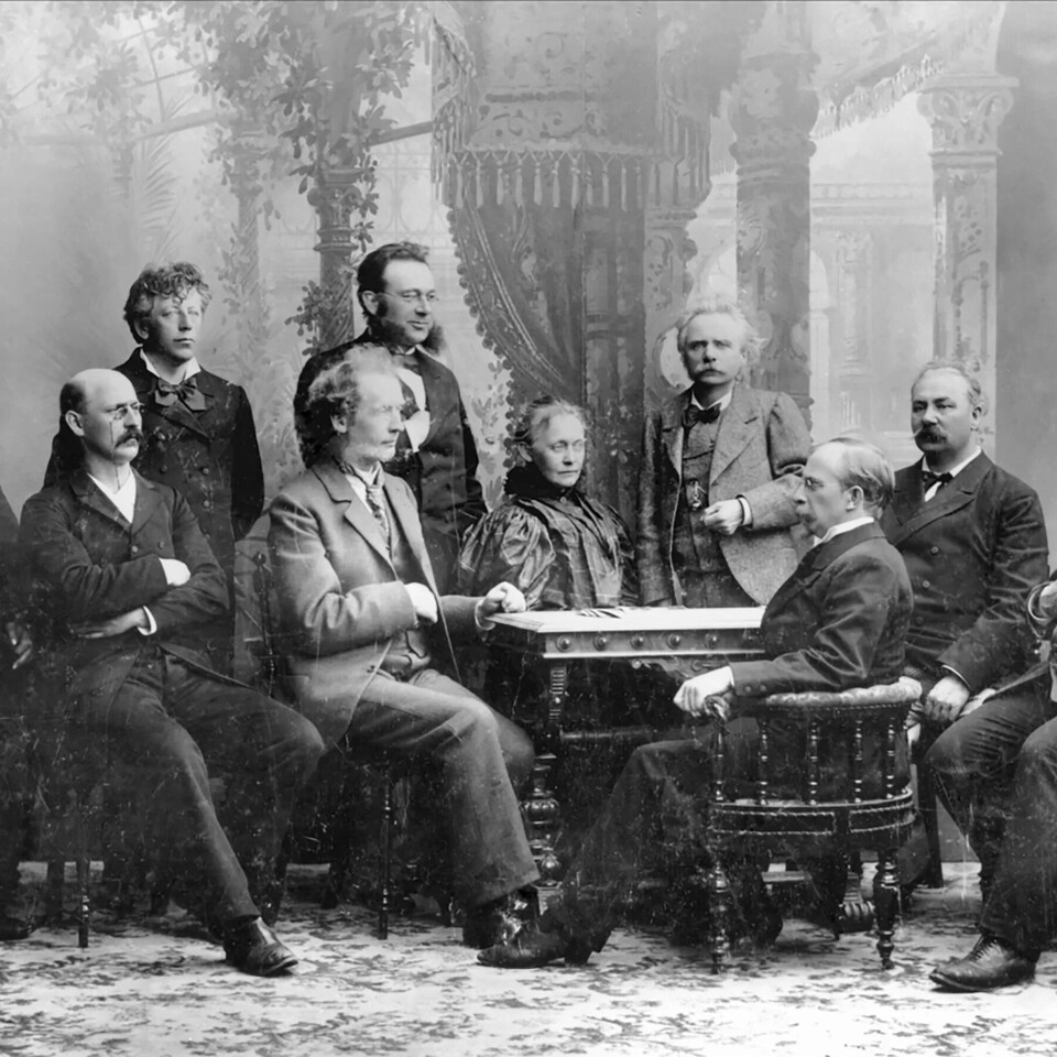 Catharinus Elling (den andre frå venstre), her på Musikkfesten i Bergen i 1898. Bak bordet står Edvard Grieg. Catharinus Elling (den andre frå venstre), her på Musikkfesten i Bergen i 1898. Bak bordet står Edvard Grieg.