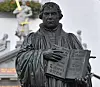 På Marktplatz utanfor rådhuset i Wittenberg i Tyskland står denne statuen av Martin Luther.