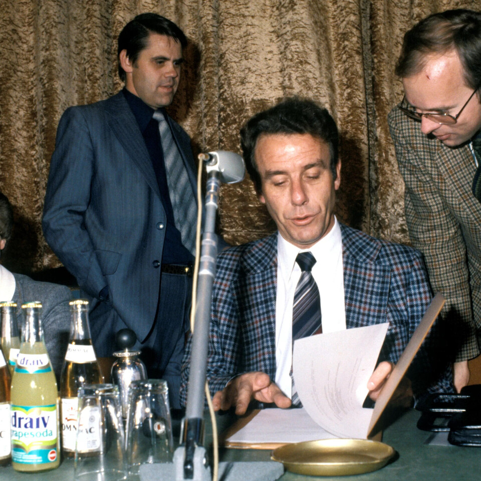 Dåverande stortingsrepresentant Gro Harlem Brundtland (t.v.) og partiformann Reiulf Steen fotografert på landsstyremøte i Arbeidarpartiet i 1979. I bakgrunnen partisekretær Ivar Leveraas. Dåverande stortingsrepresentant Gro Harlem Brundtland (t.v.) og partiformann Reiulf Steen fotografert på landsstyremøte i Arbeidarpartiet i 1979. I bakgrunnen partisekretær Ivar Leveraas.