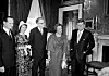 President John F. Kennedy poserer i det raude rommet i Det kvite huset saman med den svenske ambassadøren Gunnar Jarring (t.v.) og kona Agnes, statsminister Tage Erlander og kona Aina.