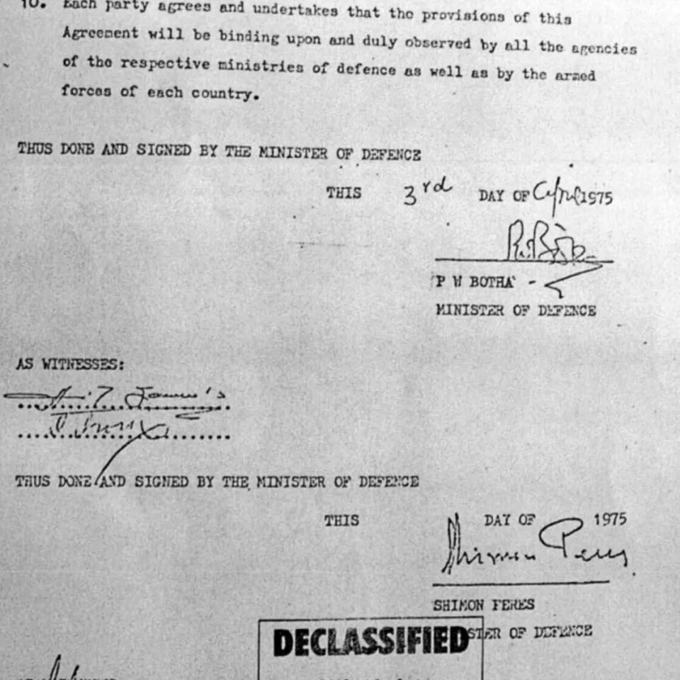 Forsvarssamarbeidsavtalen mellom apartheidstaten Sør-Afrika og Israel frå 1975, underteikna av forsvarsministrane Peres og Botha. Forsvarssamarbeidsavtalen mellom apartheidstaten Sør-Afrika og Israel frå 1975, underteikna av forsvarsministrane Peres og Botha.