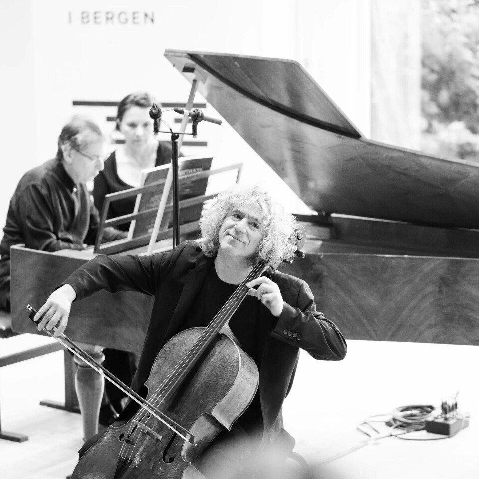 Steven Isserlis spela cellomusikk av Ludwig van Beethoven (1770–1827) i Troldsalen på Troldhaugen. Robert Levin akkompagnerte ved hammarklaveret. Steven Isserlis spela cellomusikk av Ludwig van Beethoven (1770–1827) i Troldsalen på Troldhaugen. Robert Levin akkompagnerte ved hammarklaveret.