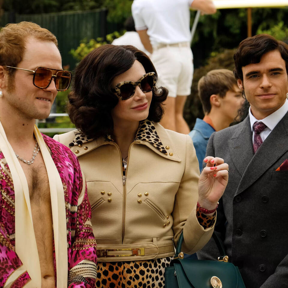 Taron Egerton (t.v.) spelar Elton John, Bryce Dallas Howard har rolla som Sheila, medan Richard Madden spelar John Reid.Taron Egerton (t.v.) spelar Elton John, Bryce Dallas Howard har rolla som Sheila, medan Richard Madden spelar John Reid. Taron Egerton (t.v.) spelar Elton John, Bryce Dallas Howard har rolla som Sheila, medan Richard Madden spelar John Reid.