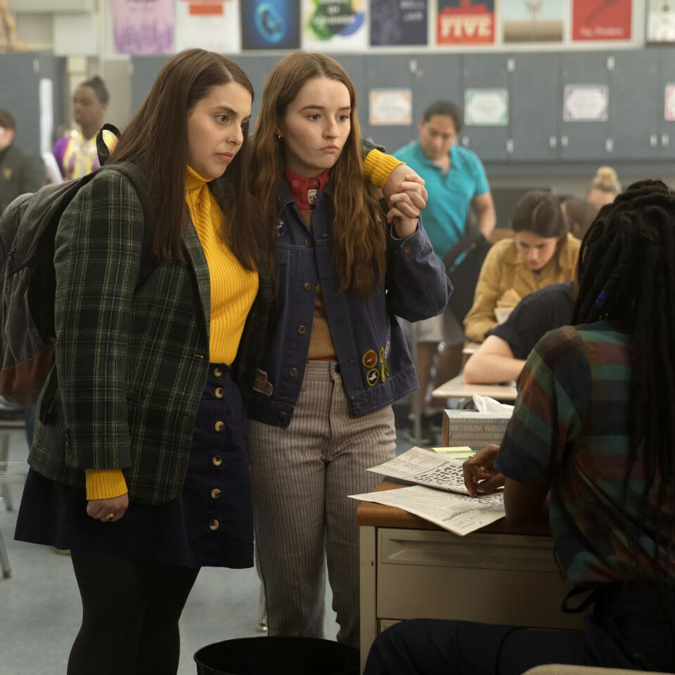 Beanie Feldstein som Molly og Kaitlyn Dever som Amy regidebuten til Olivia Wilde. Beanie Feldstein som Molly og Kaitlyn Dever som Amy regidebuten til Olivia Wilde.
