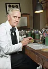 Alexander Fleming i laboratoriet på St. Mary’s Hospital i London i 1943. Der oppdaga han verknaden muggsoppen Penicillin notatum kunne ha på ein bakteriekultur.