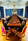 Kongen i statsråd på Slottet i 2007. Var det siste gongen dei alle fekk plass rundt kongens bord?