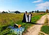 Helikopterprestane som held bøn for russisk siger og skvettar heilagt vatn over Kozelskyj-distriktet i Kaluga-regionen i Russland.