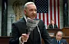 Kevin Spacey i ei scene frå Netflix-serien «House Of Cards». Produksjonen er lagd på is etter skuldingar om at Kevin Spacey har trakassert unge gutar.