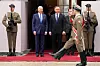 President Joe Biden og den polske kollegaen Andrzej Duda ved presidentpalasset i Warszawa 26. mars i fjor. Etter at Polen fekk ei sentral rolle som støttespelar for Ukraina, har Biden slutta å kritisere nedbygginga av rettsstat og demokrati i Polen.