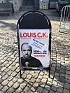 Publikum måtte låsa inn mobiltelefonane sine då Louis C.K. hadde standupshow i Bergen førre helg.