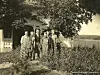Fjøskontrolløren fra Aktiemeieriet vitjar gardsnummer 3006, bruksnummer 4 Søndre Småberg. Her er han (unemnd, i vest med kvit skjorte), fotografert sammen folka på garden kring 1930.