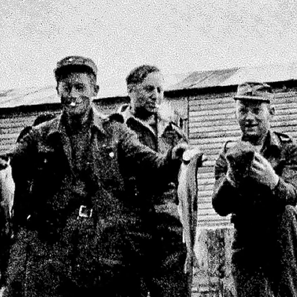 Jan Mayen 1942: Nordahl Grieg (i midten) og medsoldatar med røyer fiska i Nordlagunen, ein ferskvasslagune sørvest på øya. Til høgre står Karl Hjelvik (1909–1975), garnisonssjef på Jan Mayen. Jan Mayen 1942: Nordahl Grieg (i midten) og medsoldatar med røyer fiska i Nordlagunen, ein ferskvasslagune sørvest på øya. Til høgre står Karl Hjelvik (1909–1975), garnisonssjef på Jan Mayen.