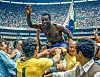 Mexico by 21. juni 1970: Lagkameratar ber Pelé på gullstol etter sigeren over Italia i VM-finalen. Med tre VM-gull vann dei Jules Rimet-trofeet til odel og eige.