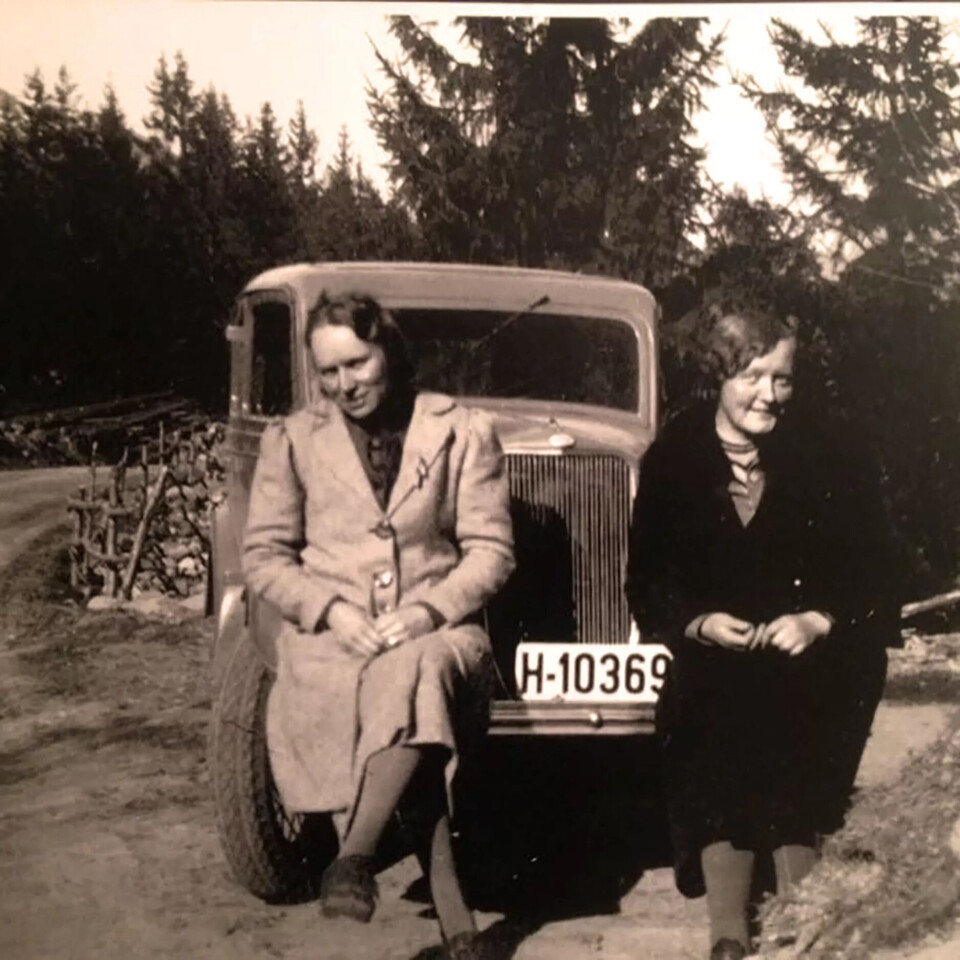 Felespelarane Signe Flatin Neset og Torbjørg Aas Gravalid (1916–2008) frå Kviteseid skilde seg ut då dei turnerte saman i 1930- og 1940-åra. Felespelarane Signe Flatin Neset og Torbjørg Aas Gravalid (1916–2008) frå Kviteseid skilde seg ut då dei turnerte saman i 1930- og 1940-åra.