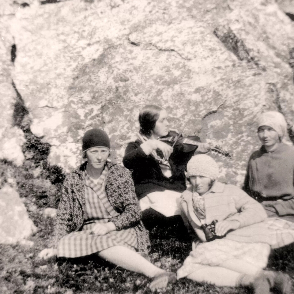 Signe Flatin Neset (1912–1975) frå Ramberg i Seljord, var musikar heile livet. Her speler ho for venninner. Signe Flatin Neset (1912–1975) frå Ramberg i Seljord, var musikar heile livet. Her speler ho for venninner.