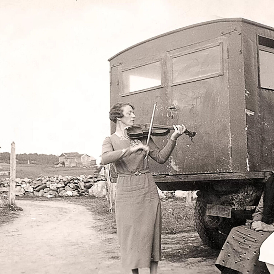 Elen Feragen (1901–1990) var ein felespelar frå Feragen i Røros. Ved enkelte høve var ho hyra inn til å spele for reisande som kom med toget til Røros. Elen Feragen (1901–1990) var ein felespelar frå Feragen i Røros. Ved enkelte høve var ho hyra inn til å spele for reisande som kom med toget til Røros.