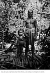 Kenja, far og son i Long Pelaban ved Kayan-elva i Borneo cirka 1915.