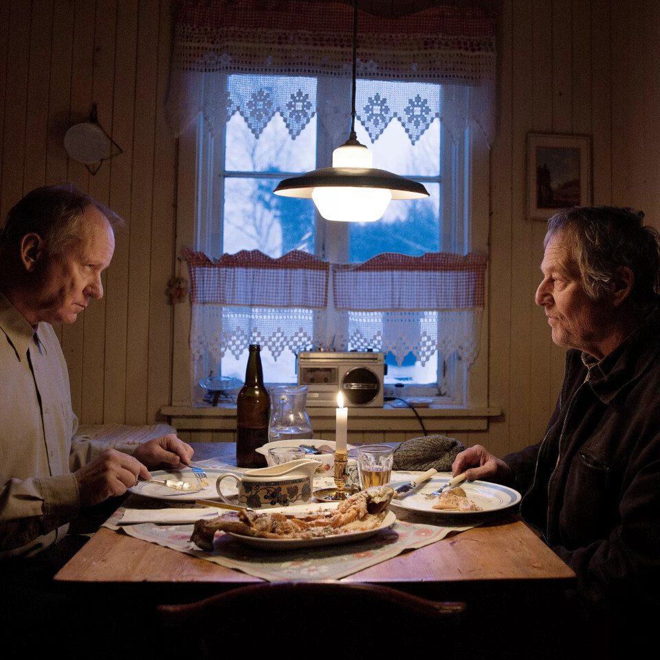 Stellan Skarsgård og Bjørn Floberg i rollene som høvesvis Trond og og naboen Lars. Stellan Skarsgård og Bjørn Floberg i rollene som høvesvis Trond og og naboen Lars. Stellan Skarsgård og Bjørn Floberg i rollene som høvesvis Trond og og naboen Lars.