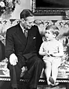 Kong Georg VI på treårsdagen til barnebarnet og tronarvingen Charles på Buckingham Palace 14. november 1951.