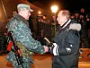 Som statsminister vann Vladimir Putin oppslutnad på heimebane med invasjonen i Tsjetsjenia i 1999. Her gjev han ein jaktkniv i gåve til ein russisk offiser 1. januar 2000.