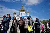 Ukrainarar i kø for mat, klede og siste nytt ved kyrkja i Borodyanka i utkanten av Kyiv 31. mai 2022.