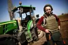 Jurij, ein ukrainsk bonde, går med skotsikker vest og hjelm når han jobbar i åkeren, midt under Russlands invasjon av Ukraina, i Zaporizjzjia-regionen 26. april 2022.