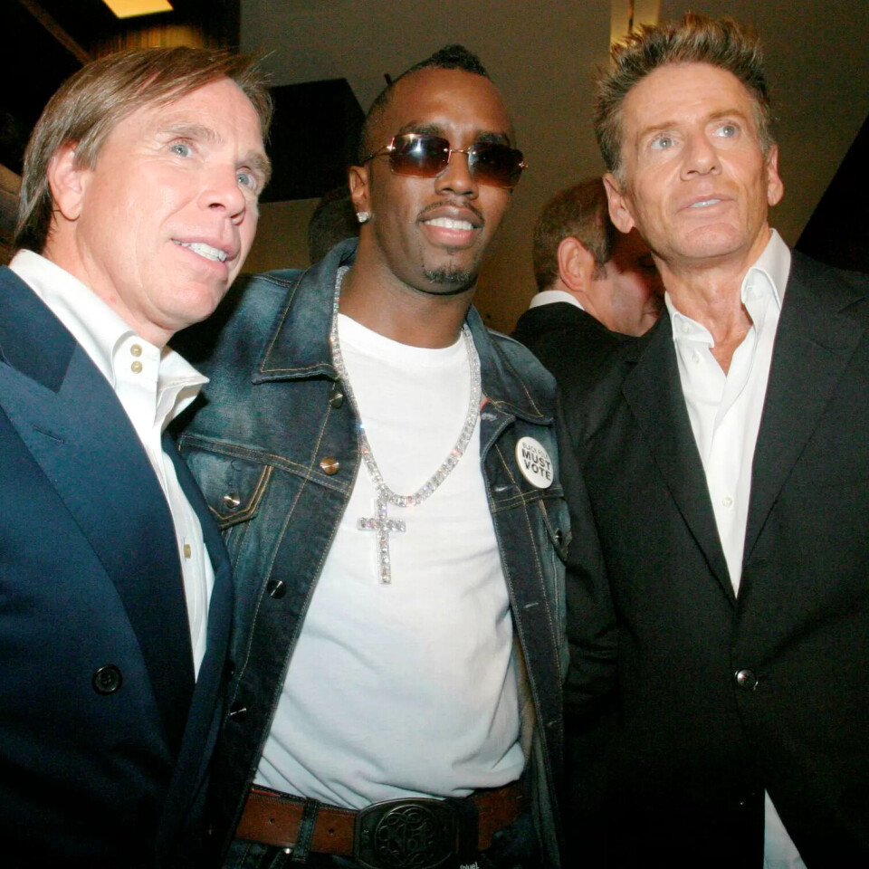 Sean Combs har mektige venner. Her er han på sin eigen opningsfest i klesbutikken Sean Jean på Fifth Avenue i New York i 2004. Tommy Hilfiger (t.v.), Calvin Clein (t.h.), Naomi Campbell, Beyoncé, Jay-Z, Usher, Paris Hilton og mange andre kjendisar var der. Sean Combs har mektige venner. Her er han på sin eigen opningsfest i klesbutikken Sean Jean på Fifth Avenue i New York i 2004. Tommy Hilfiger (t.v.), Calvin Clein (t.h.), Naomi Campbell, Beyoncé, Jay-Z, Usher, Paris Hilton og mange andre kjendisar var der.