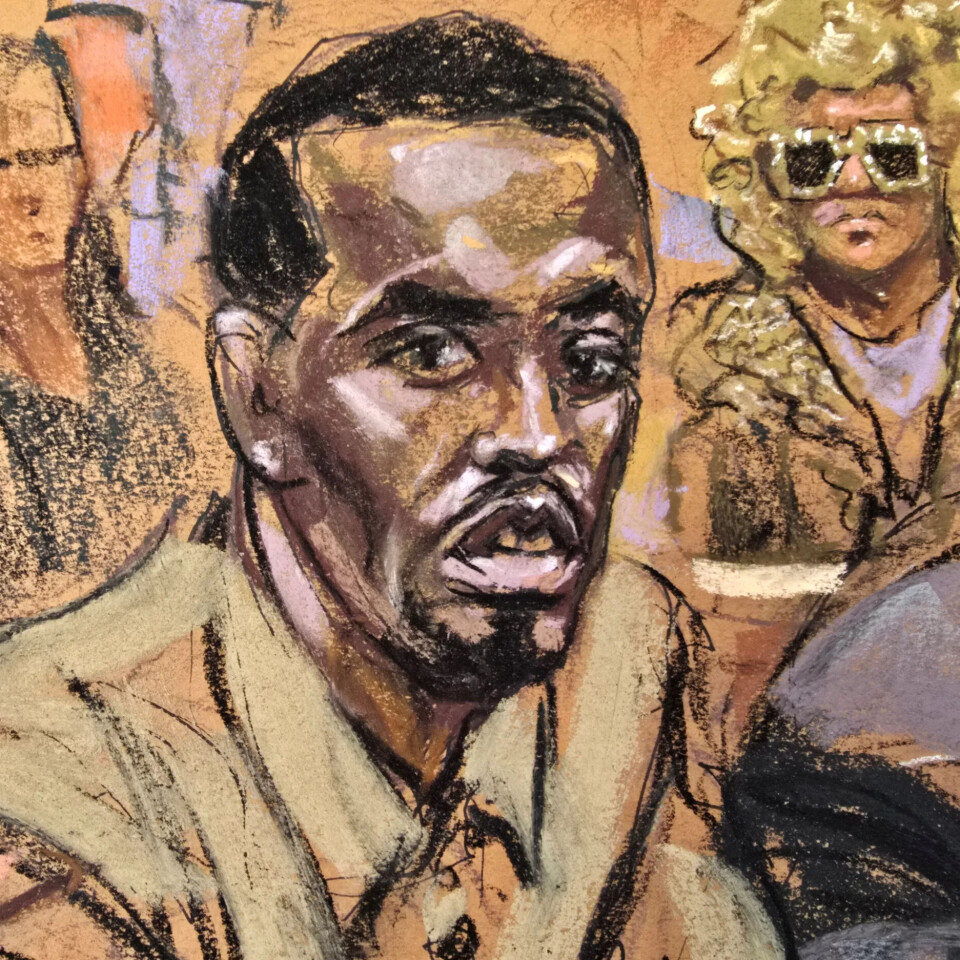 Teikning av Sean Combs i eit rettsmøte 10. oktober. Bak han på høgre side sit mor hans. Teikning av Sean Combs i eit rettsmøte 10. oktober. Bak han på høgre side sit mor hans.