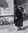 Olga Lilly Abrahamsen frå Rjukan er etter det Arvid Løhre veit, det einaste kvinnelege postbodet som er fotografert i full uniform etter reglane frå 1899 med endringar frå 1930.