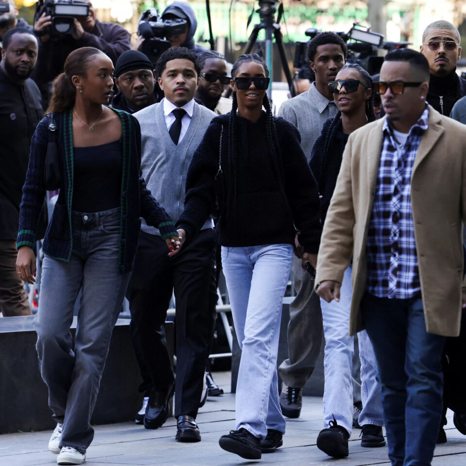 Dei sju barna til Sean Combs støttar far sin. Her er dei på veg inn til ei høyring i New York 10. oktober. Dei sju barna til Sean Combs støttar far sin. Her er dei på veg inn til ei høyring i New York 10. oktober.