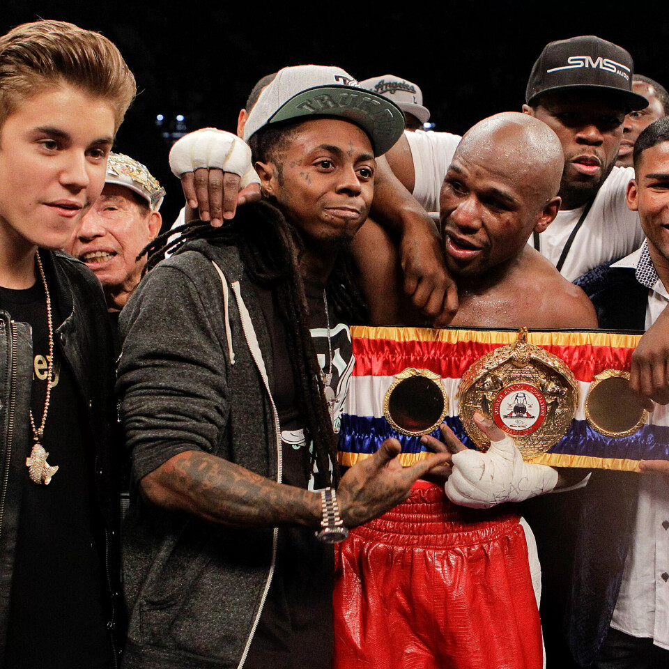 50 Cent, med armen rundt boksaren Floyd Mayweather Jr, poserer i lag med med blant andre Justin Bieber og Lil' Wayne etter ein boksekamp i Las Vegas i 2012. 50 Cent, med armen rundt boksaren Floyd Mayweather Jr, poserer i lag med med blant andre Justin Bieber og Lil' Wayne etter ein boksekamp i Las Vegas i 2012.