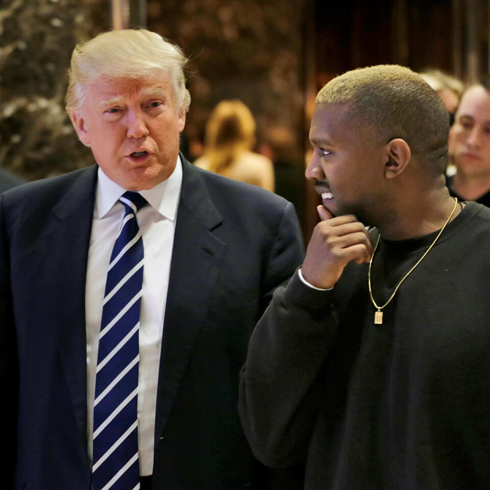 Kanye West og Donald Trump pratar saman under eit arrangement Trump Tower i New York i 2016. Kanye West og Donald Trump pratar saman under eit arrangement Trump Tower i New York i 2016.