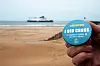 Ein mann syner fram eit jakkemerke ved Boulogne Calais på brexitdagen.