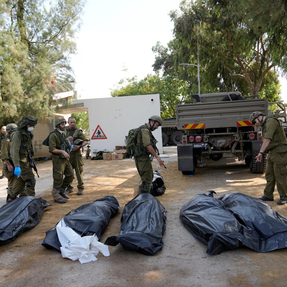 Israelske soldatar vaktar lekamane til drepne medlemmer av Kfar Azza-kibbutzen, der Hamas-styrkar tok seg inn 7. oktober 2023. Israelske soldatar vaktar lekamane til drepne medlemmer av Kfar Azza-kibbutzen, der Hamas-styrkar tok seg inn 7. oktober 2023.