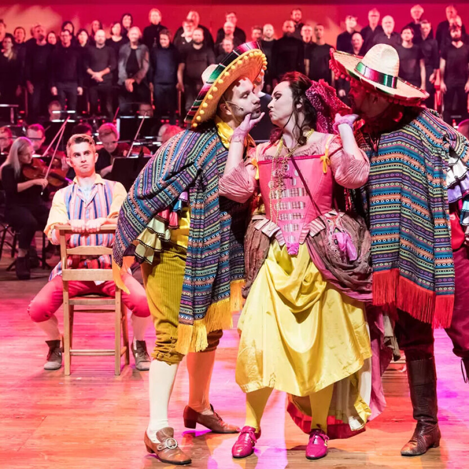I operetten tek idealisten Candide (tenoren Anthony Gregory, til venstre) oss med på ei absurd reise gjennom Europa og Sør-Amerika. I operetten tek idealisten Candide (tenoren Anthony Gregory, til venstre) oss med på ei absurd reise gjennom Europa og Sør-Amerika.