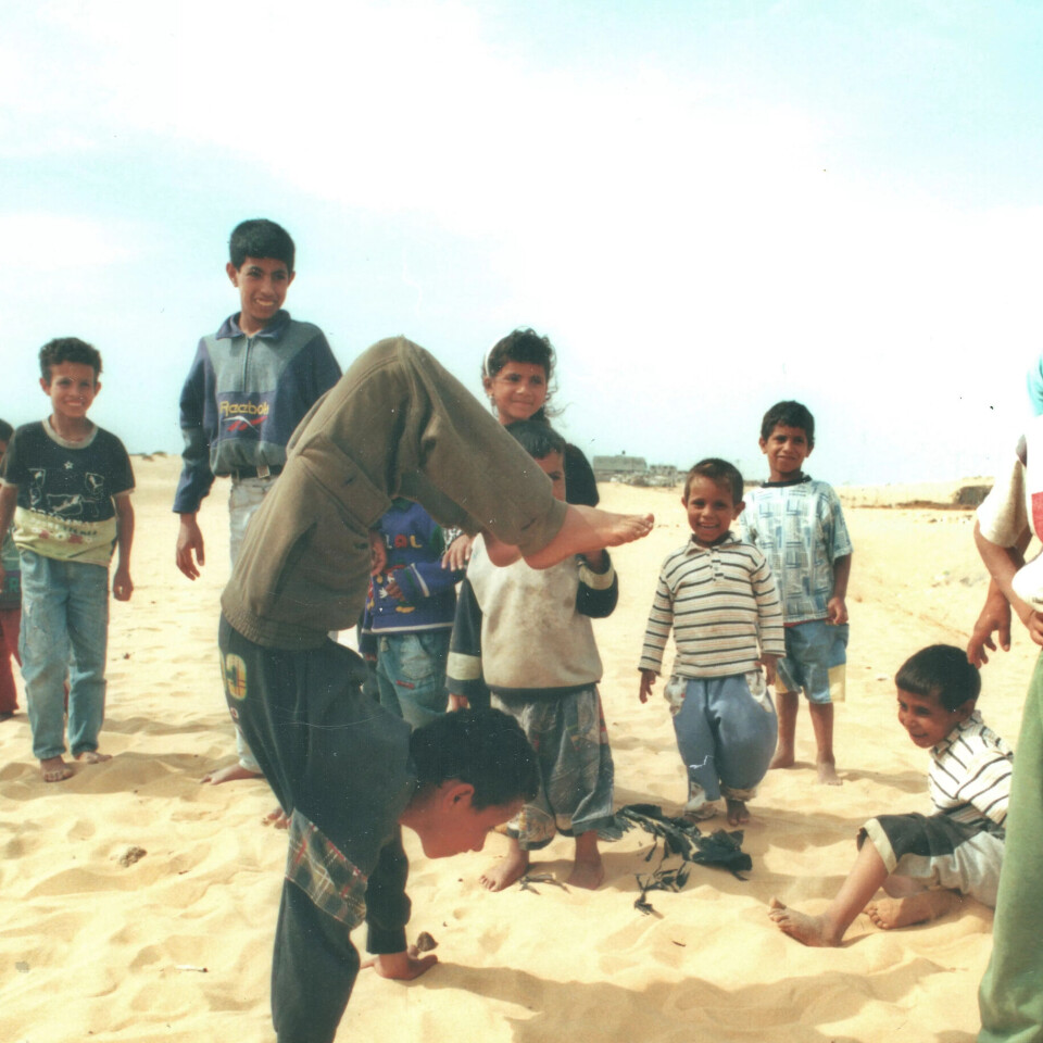 «Mørkets barn» leikar på stranda i Gaza i 1999. «Mørkets barn» leikar på stranda i Gaza i 1999.