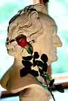 Ei raud rose vart lagd på bysten av Johann Wolfgang von Goethe i slottsmuseet i Weimar i samband med 250-årsjubileet i 1999. I år er det 270 år sidan han vart fødd.