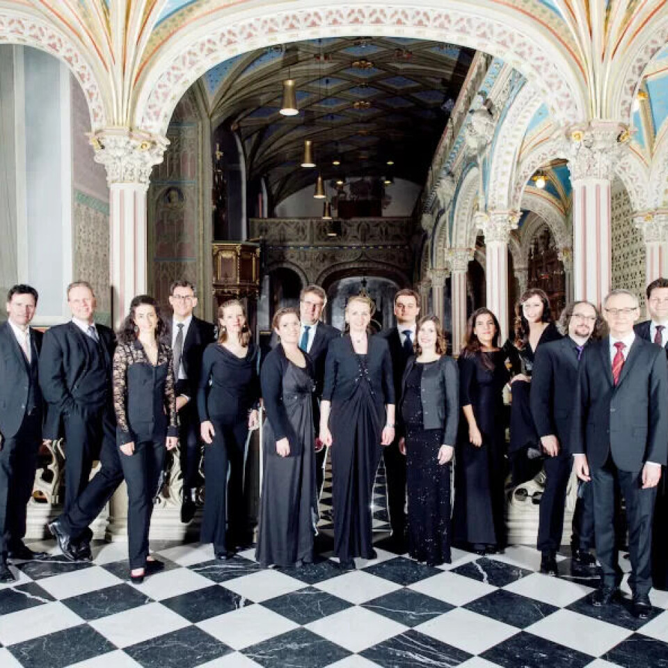 Komponisten Kay Johannsen (til høgre med raudt slips) dirigerer Solistenensemble Stimmkunst. Komponisten Kay Johannsen (til høgre med raudt slips) dirigerer Solistenensemble Stimmkunst.