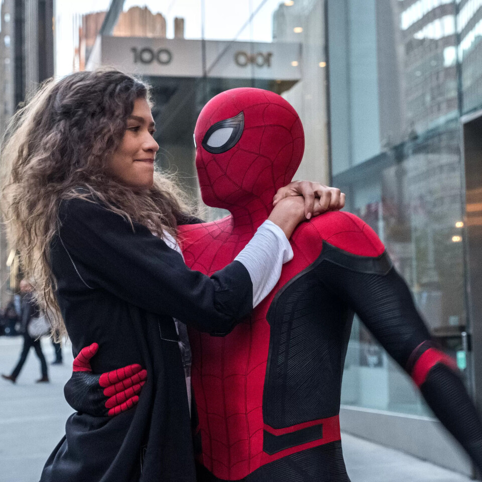 Michelle (Zendaya) får skyss med Spider-Man (Holland). Michelle (Zendaya) får skyss med Spider-Man (Holland).