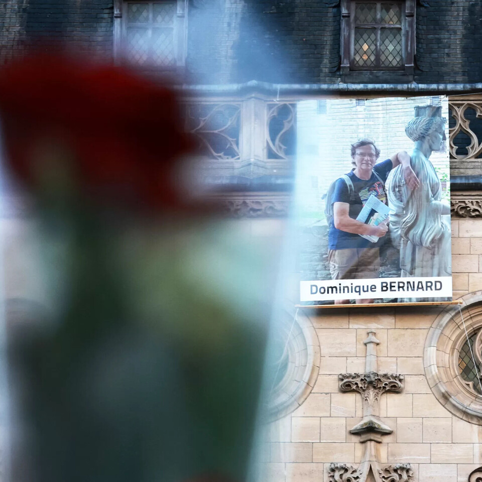Den franske læraren Dominique Bernard vart drepen fredag 13. oktober. No vert han mint ved katedralen i Arras. Den franske læraren Dominique Bernard vart drepen fredag 13. oktober. No vert han mint ved katedralen i Arras.