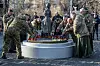 Laurdag 25. november tende ukrainske soldatar lys ved eit minnesmerke for holodomoroffer i Kyiv. Millionar av ukrainarar svalt i hel i 1932–33.